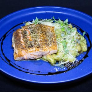 Salmón a las finas hierbas con ñoquis al pesto/ salmon with herbs and gnocchi with pesto.