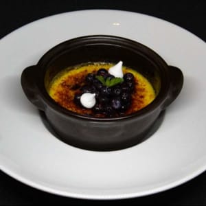 Creme brulee y frutos rojos marinadas en pisco del elqui / crème brûlée with red fruits marinated in Pisco.