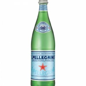 San Pellegrino, con gas.
