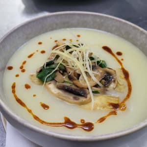 Crema de papas con alcachofas y champignones