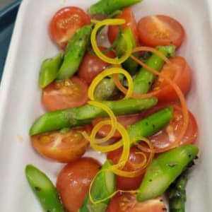Ensalada de tomate cherry y esparragos al oliva. / cherry tomatoes and asparagus salad.