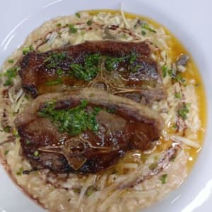 Risotto champiñon trufado y cordero.