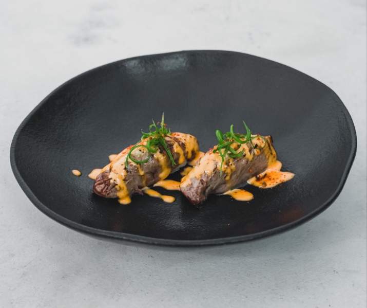 NIGIRI CARNE CON MANTEQUILLA DE AJO Y ROCOTO Thumbnail