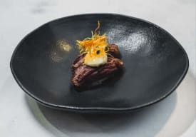 NIGIRI DE LOMO SALTADO CON HUEVO DE CODORNIZ Thumbnail