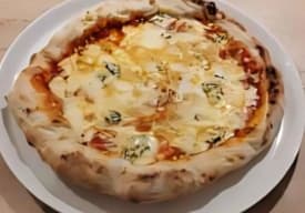 Pizza  cuatro quesos Thumbnail