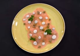 Carpaccio de Salmón con Lactonesa de Aceituna Negra y Alcaparras Thumbnail