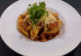 Conchiglionis con Salsa Bolognesa, Pepperoni Asado y Aceitunas Verdes Thumbnail