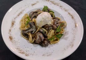Lingüinis con Crema de Champiñones Salteados y Huevo Pochado Trufado Thumbnail