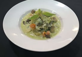 Lingüinis con Salsa de Pesto de Albahaca, Vegetales Asados y Zeste de Limón. Thumbnail