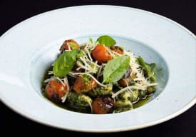 Ñoquis con Pesto de Albahaca, Tomates asados y Aceituna verde Thumbnail