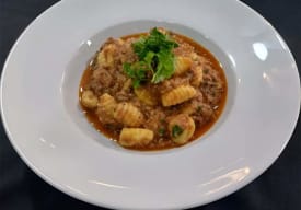 Ñoquis con Salsa Bolognesa y Perejil Fresco Thumbnail