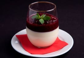 Pannacotta con Salsa de Frutos Rojos Thumbnail