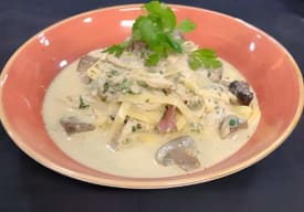 Pappardelle con Salsa Alfredo al Estilo "Olivera" (Salsa de Queso Azul, Pollo Asado,Tocino Crocante,Champiñon y Perejil Fresco) Thumbnail