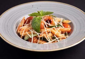 Pasta Penne con Salsa Pomodoro, Albahaca Fresca y Tomates Asados Thumbnail