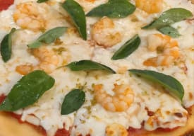 Pizza con Camarones Ecuatorianos, Zeste de Limón y Albahaca Thumbnail