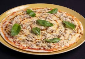 Pizza de Pollo Asado Deshilachado, Albahaca y Mostaza/Miel Thumbnail