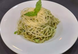 Spaguetti con Pesto de Albahaca, Pollo Asado Deshilachado, Cebollín y Nuez Tostada Thumbnail