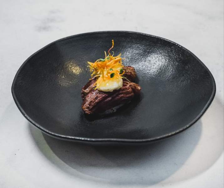 NIGIRI DE LOMO SALTADO CON HUEVO DE CODORNIZ Thumbnail