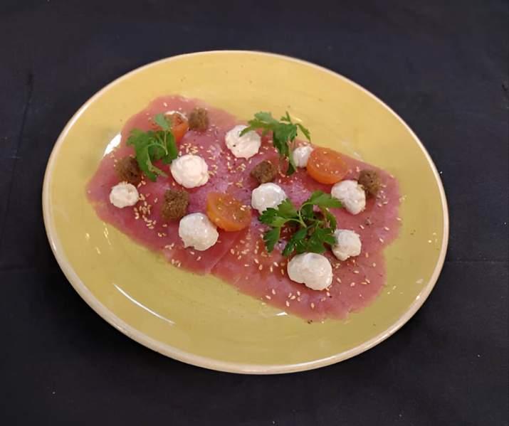 Carpaccio de Atún con Lactonesa al Jengibre, Tomates Asados y Sesamo Tostado Thumbnail