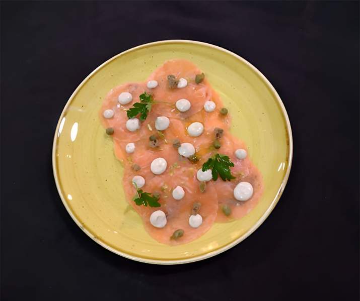 Carpaccio de Salmón con Lactonesa de Aceituna Negra y Alcaparras Thumbnail