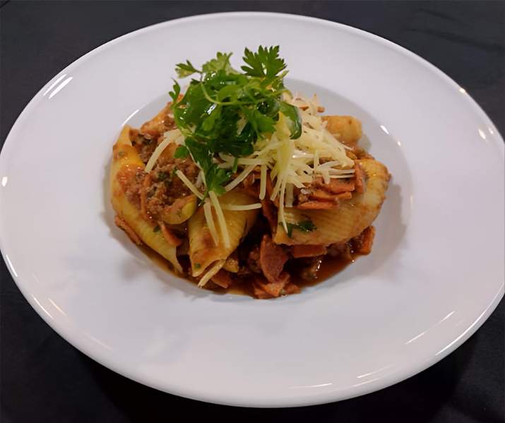 Conchiglionis con Salsa Bolognesa, Pepperoni Asado y Aceitunas Verdes Thumbnail