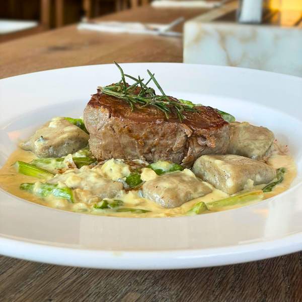 Medallón de filete sobre cremoso gnocchi casero de patata Thumbnail