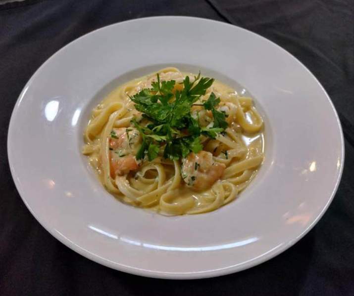 Fetuccini con Camarones Salteados y Salsa Cremosa al Pil Pil