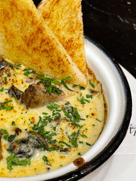 Guiso de Caracoles & Champiñones en Crema de Queso Azul Thumbnail