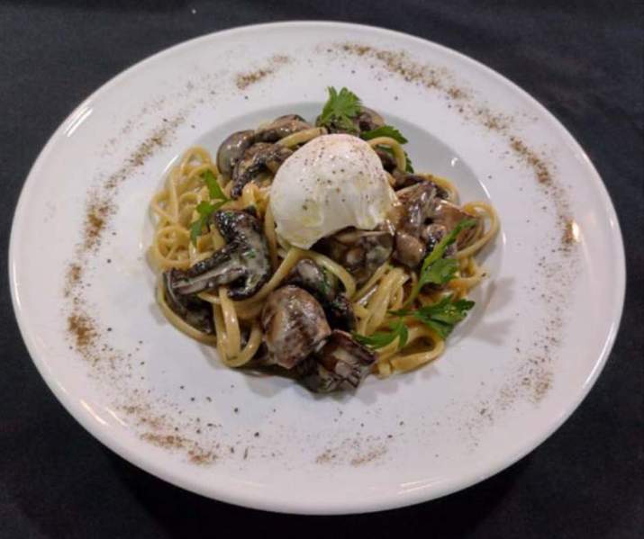 Lingüinis con Crema de Champiñones Salteados y Huevo Pochado Trufado Thumbnail
