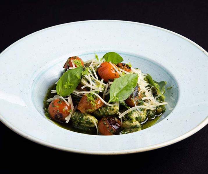 Ñoquis con Pesto de Albahaca, Tomates asados y Aceituna verde Thumbnail