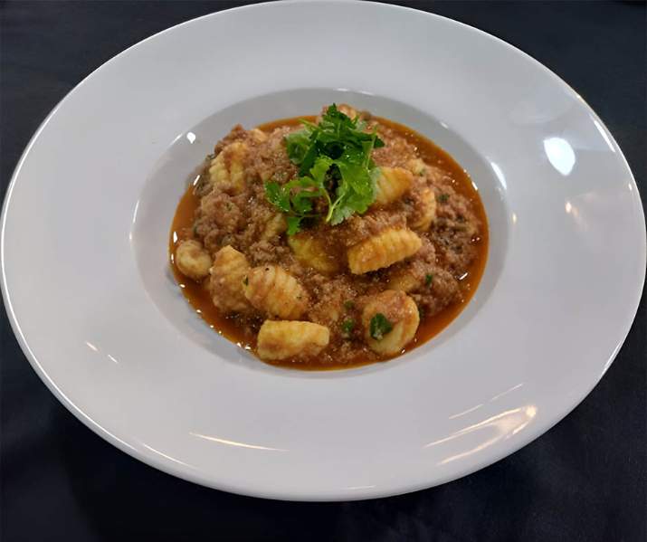 Ñoquis con Salsa Bolognesa y Perejil Fresco