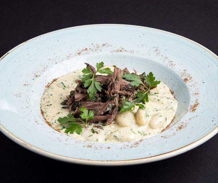 Ñoquis con Salsa de Queso Azul y Plateada Estofada