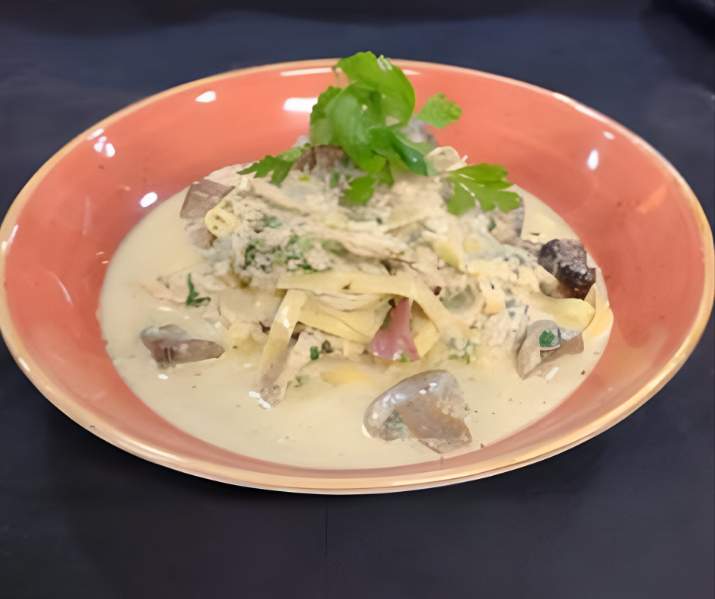 Pappardelle con Salsa Alfredo al Estilo "Olivera" (Salsa de Queso Azul, Pollo Asado,Tocino Crocante,Champiñon y Perejil Fresco) Thumbnail