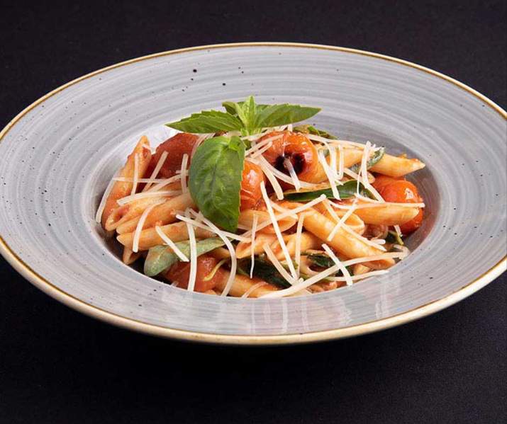 Pasta Penne con Salsa Pomodoro, Albahaca Fresca y Tomates Asados Thumbnail