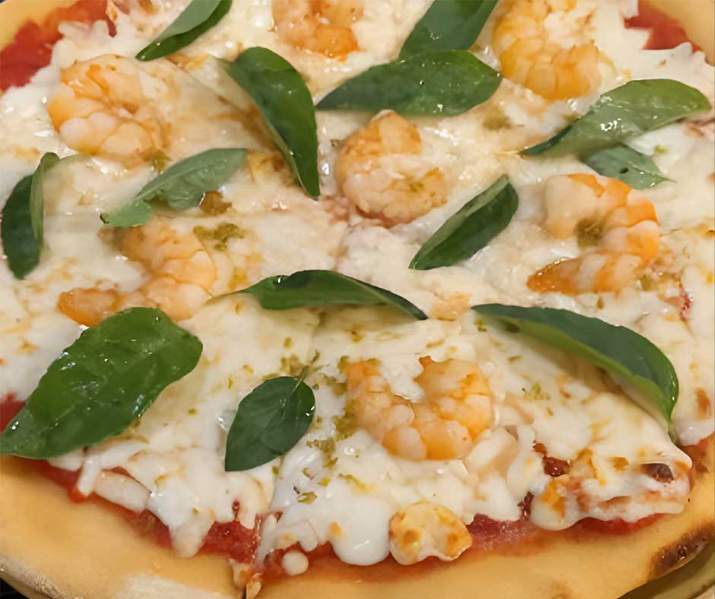 Pizza con Camarones Ecuatorianos, Zeste de Limón y Albahaca Thumbnail