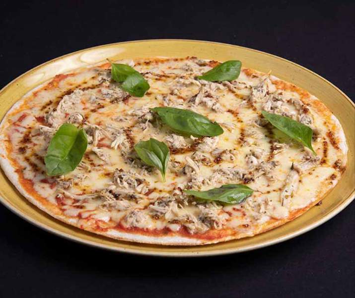 Pizza de Pollo Asado Deshilachado, Albahaca y Mostaza/Miel