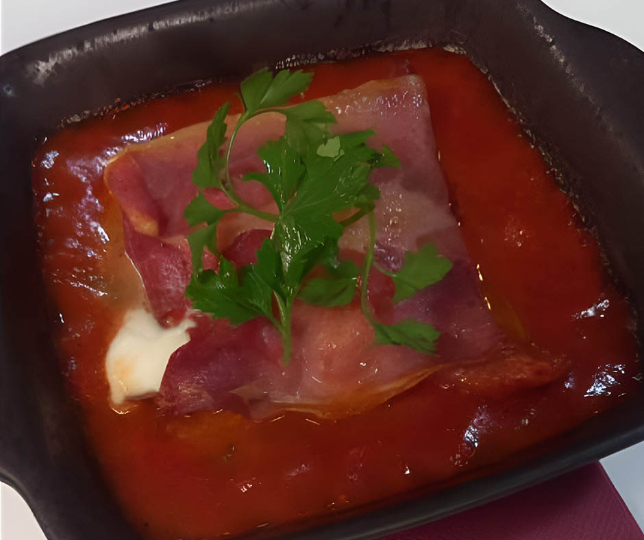 Prosciutto con Mozzarella al Horno con Salsa Pomodoro a la Albahaca. Thumbnail