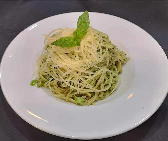Spaguetti con Pesto de Albahaca, Pollo Asado Deshilachado, Cebollín y Nuez Tostada Thumbnail